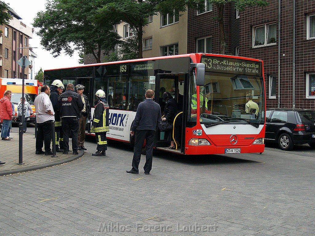 VU PKW KVB Bus Koeln Vingst Burgstr Oranienstr P36.JPG